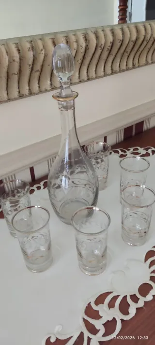 Licorera y vasos de cristal dorados