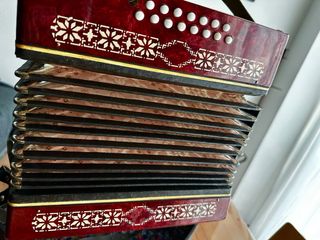 Pequeño acordeón de la URRS de 18 bajos