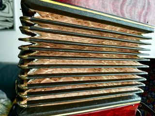 Pequeño acordeón de la URRS de 18 bajos