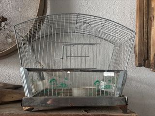 Jaula plateada y transparente