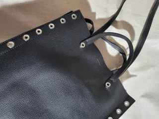 Bolso Zara Negro con Ojetes