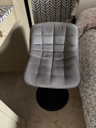 Taburete giratorio terciopelo negro.