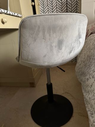 Taburete giratorio terciopelo negro.