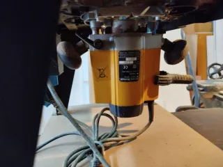 Banco de trabajo con fresadora