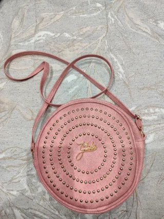 Bolso redondo rosa con tachuelas doradas