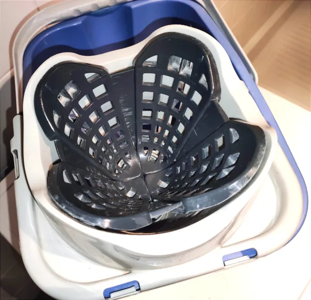 Cubo fregar con escurridor automático Mery