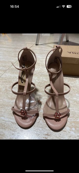 Tacones dorados y rosas con pedrería