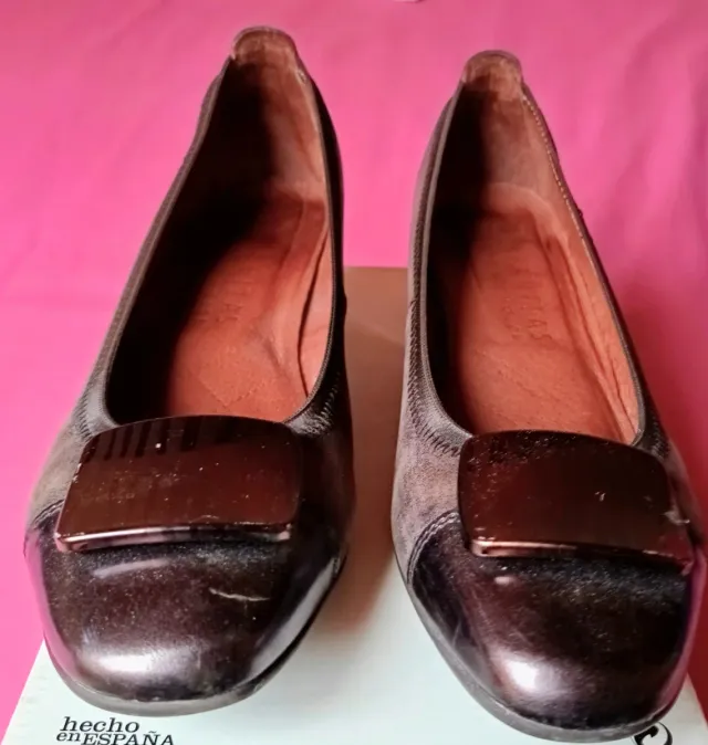 Zapatos de mujer marrones y dorados