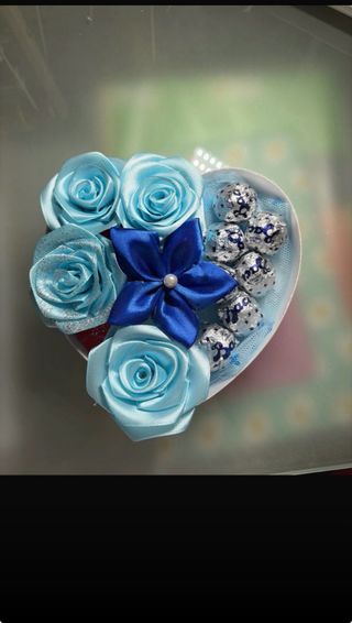 Cuoricino con rose e cioccolatini