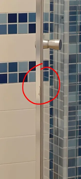 Frente de ducha fijo con puerta abatible