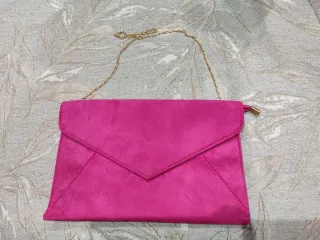 Bolso de fiesta fucsia con cadena dorada