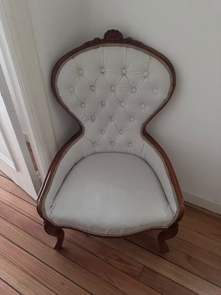 Sillón antiguo tapizado blanco y madera