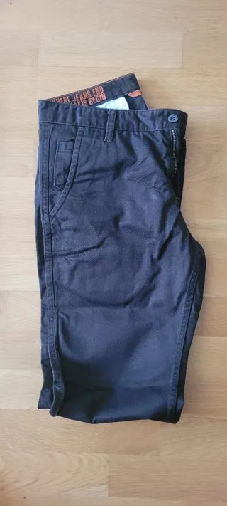 Pantalón chino marrón oscuro