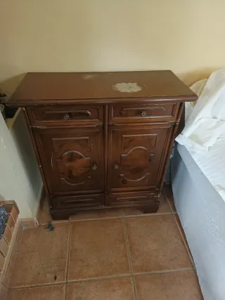 Mueble de madera antiguo con quemadura