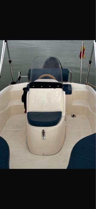 Embarcación de recreo y remolque