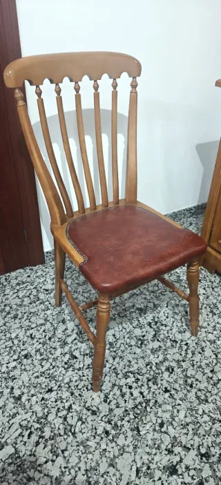 4 Sillas de madera con asiento de piel