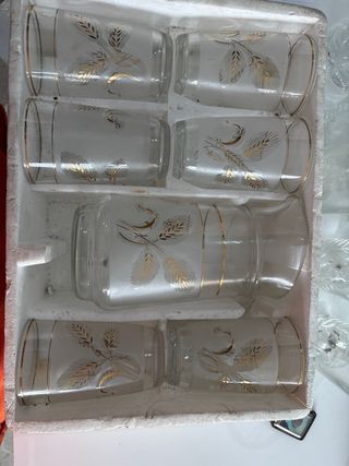 Juego vasos y jarra dorados