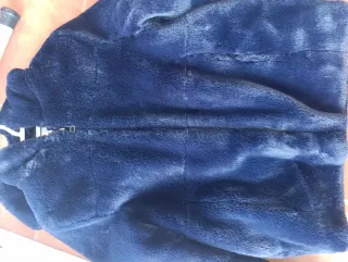 Chaquetón niña azul con capucha y bolsillos