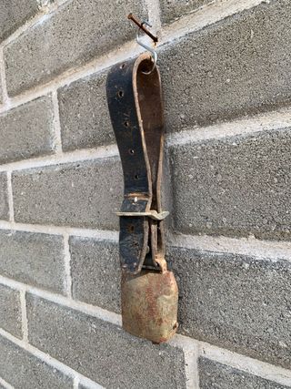 Campana antica con collare in cuoio