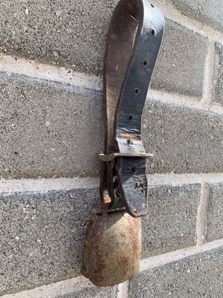 Campana antica con collare in cuoio