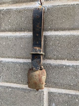 Campana antica con collare in cuoio