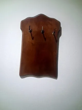 Colgador de cepillos antiguo de madera