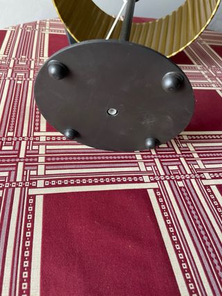 Lámpara de mesa dorada y negra