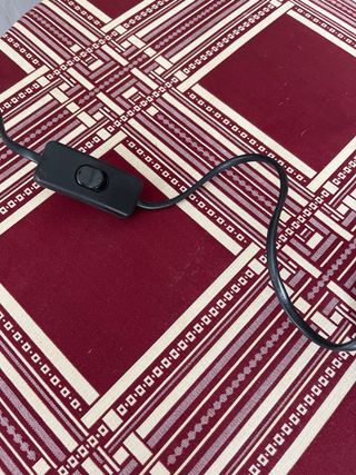 Lámpara de mesa dorada y negra