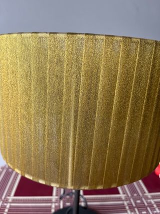 Lámpara de mesa dorada y negra