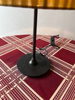 Lámpara de mesa dorada y negra