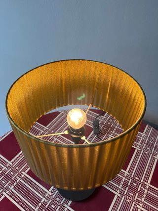 Lámpara de mesa dorada y negra