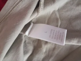 Camiseta ESSENTIALS Beige Talla L Nueva