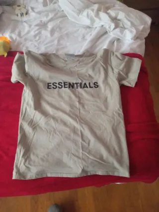 Camiseta ESSENTIALS Beige Talla L Nueva