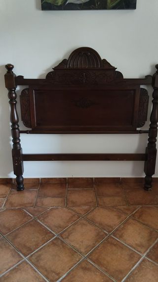 Cabecero de cama de madera tallada