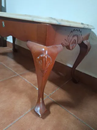 Mesa de madera y mármol