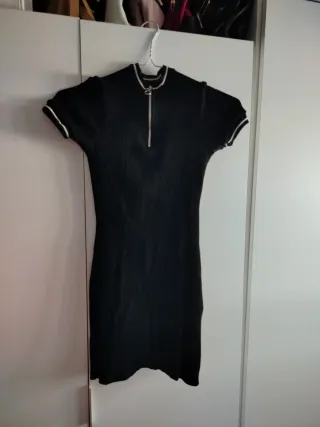 Vestido negro con cremallera