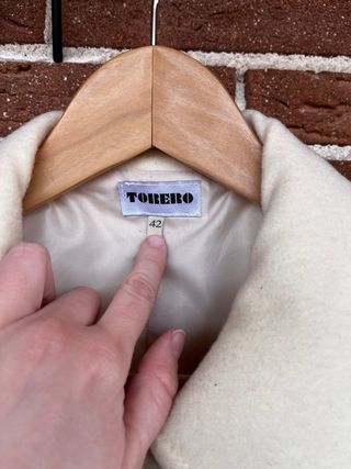Abrigo beige marca Torero