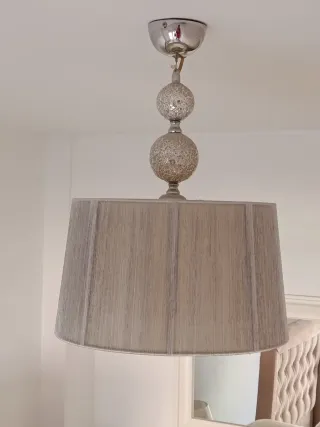 2 Lámpara de mesa plateada,y 1 de techo