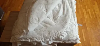 Edredón blanco y beige con estampado floral