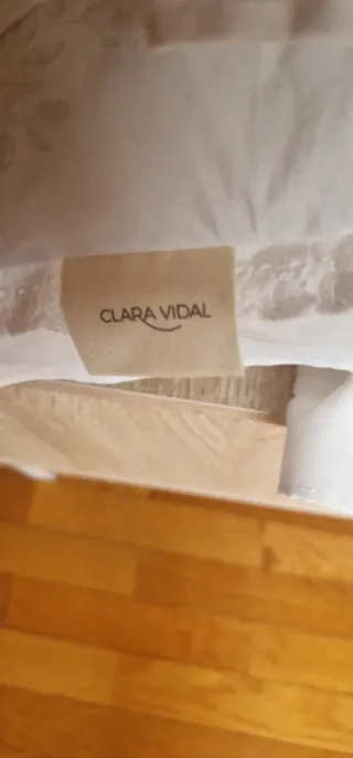 Edredón blanco y beige con estampado floral