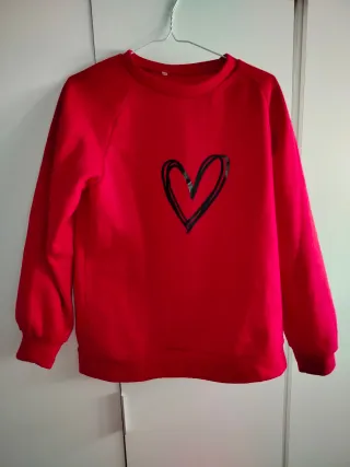 Sudadera roja con corazón negro