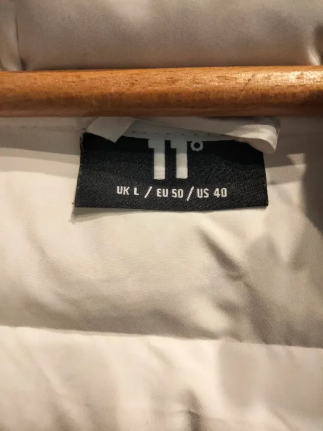 Chaqueta de invierno blanca con capucha 11°