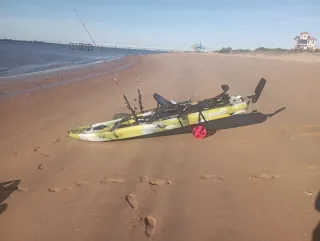 Kayak de pesca con ruedas y cañeros