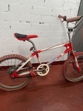 Bicicleta BMX Roja y Blanca