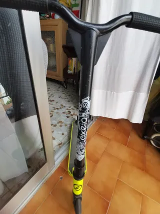 Patín amarillo de la marca oxelo