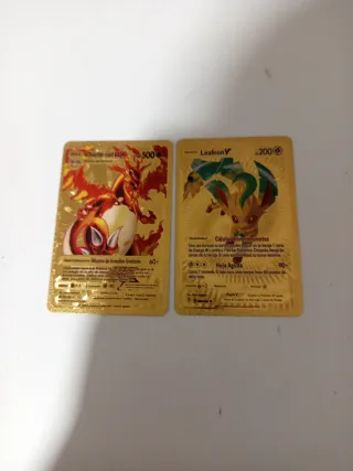 Cartas Pokémon Doradas Charizard y Leafeon V