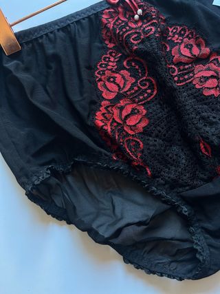 Braga negra con encaje rojo estilo vintage