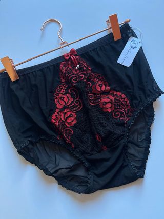 Braga negra con encaje rojo estilo vintage