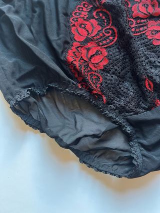 Braga negra con encaje rojo estilo vintage