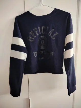 Sudadera azul y blanca con estampado